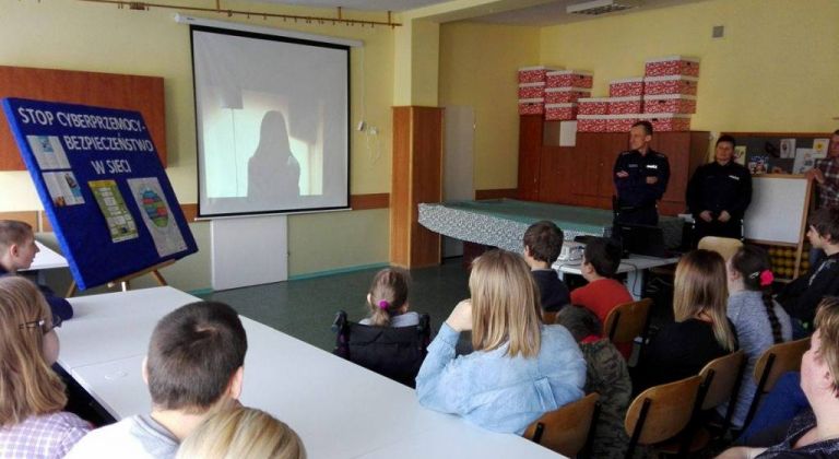 Spotkanie z policją.   Stop cyberprzemocy – bezpieczeństwo w sieci