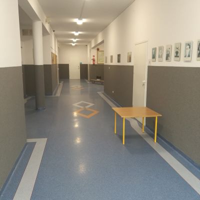 Galeria szkolna - budynek Szkoły Podstawowej w Przyjaźni