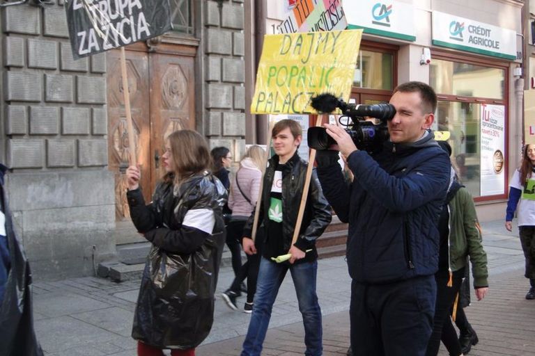 udział w happeningu promującym życie bez uzależnień skierowanym do społeczności miasta Torunia.