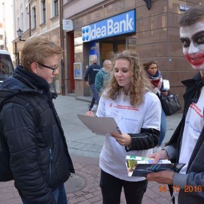 udział w happeningu promującym życie bez uzależnień skierowanym do społeczności miasta Torunia.