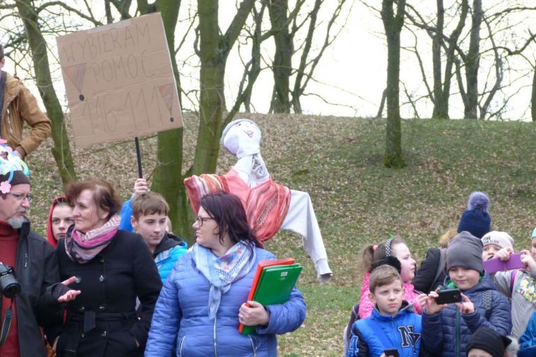 Pierwszy dzień wiosny w średniowiecznym grodzie z telefonem zaufania dla dzieci i młodzieży